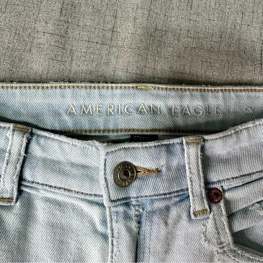 American Eagle Mom Short Distressed Destroyed Stretch High Rise Light Blue 8
