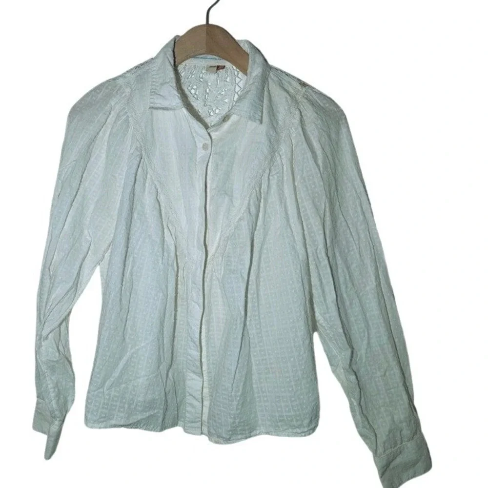 White Textured Button Up Shirt‎ with Lace Back Detail xs Read