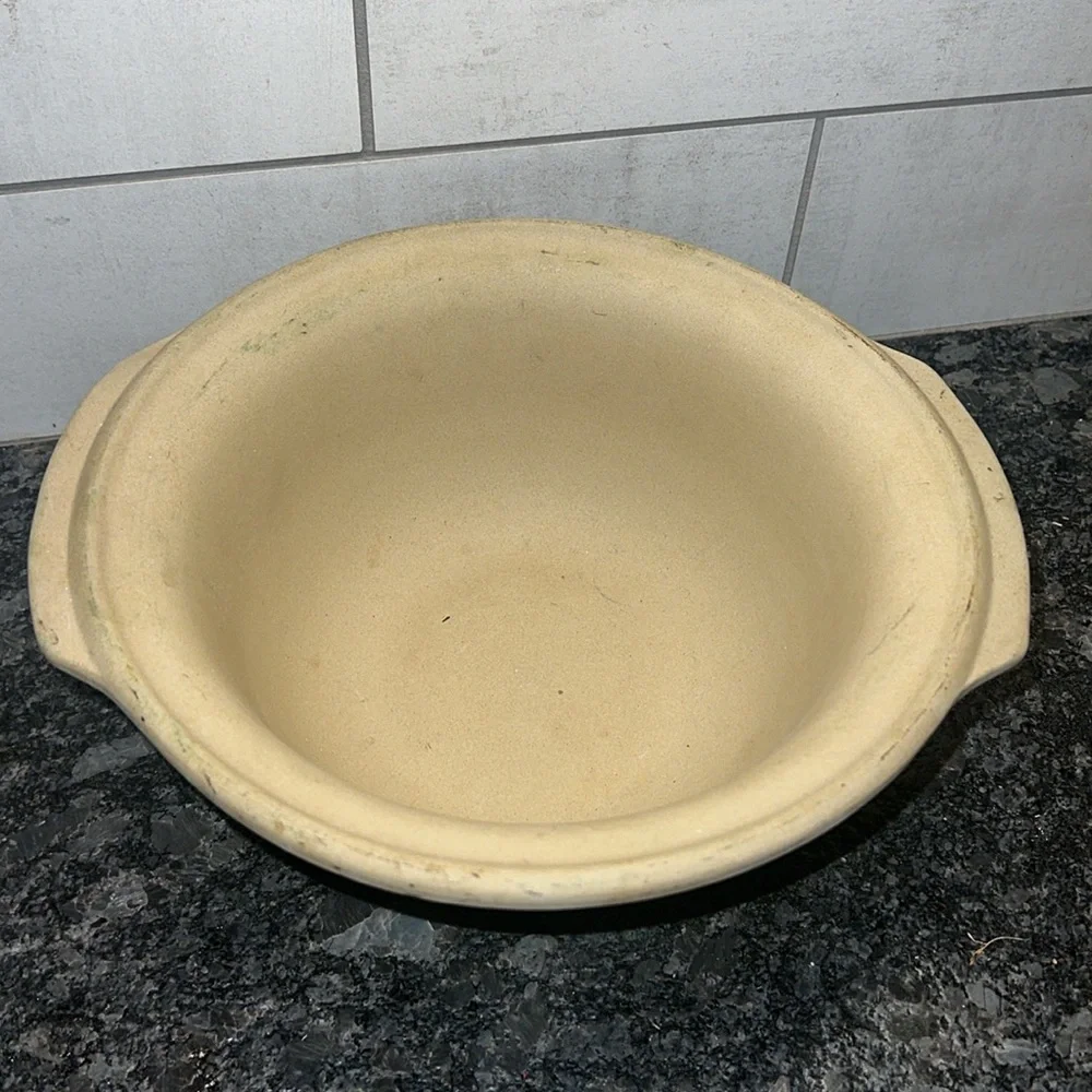 Stoneware baking bowl Pampered chef Can use inverted too as a roaster with baker