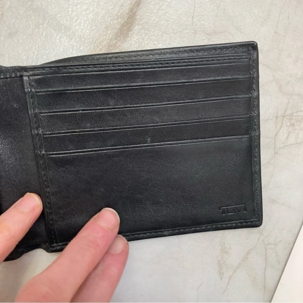 Tumi scratches light