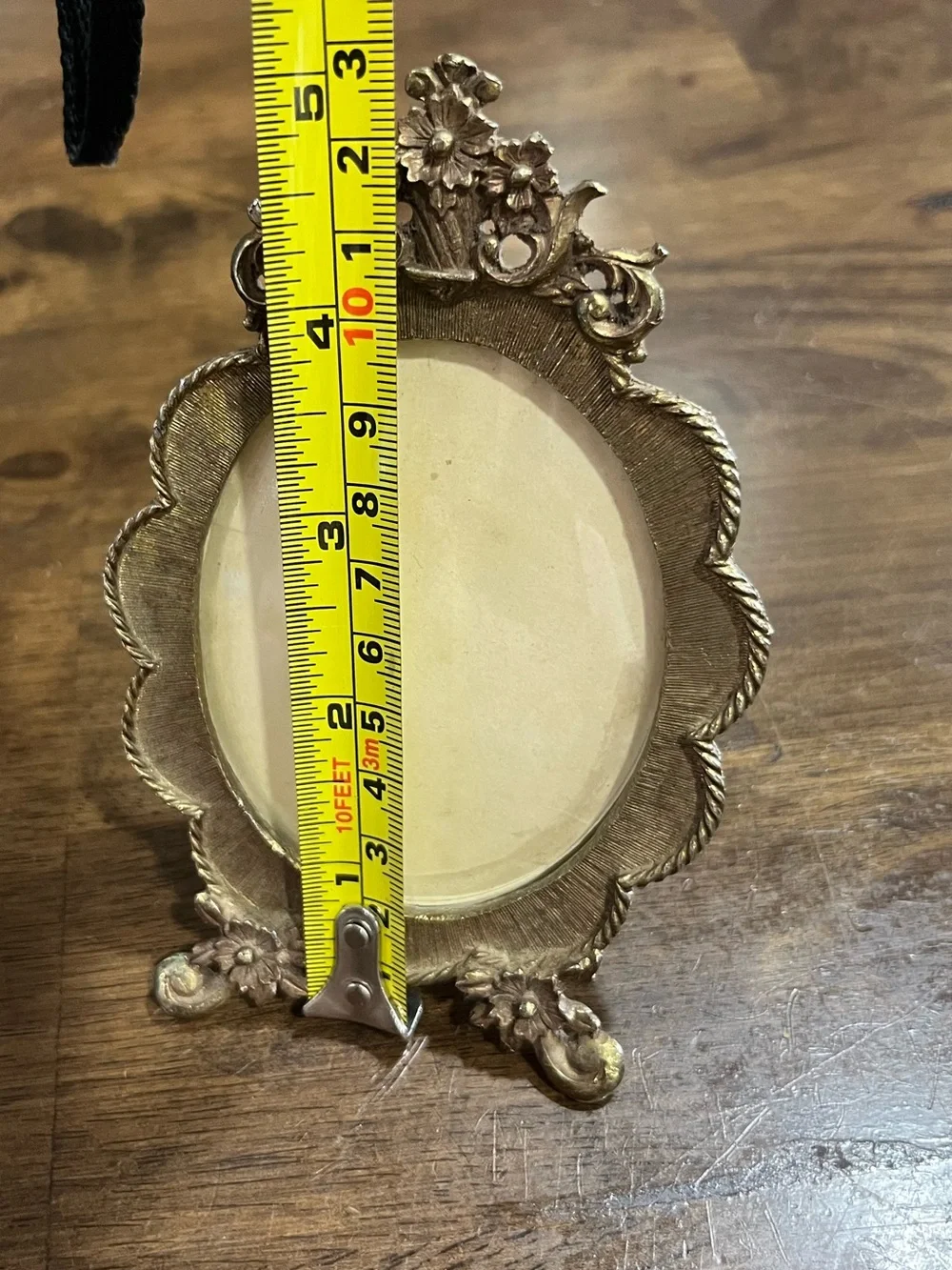 Vintage gold plated oval frame with glass.