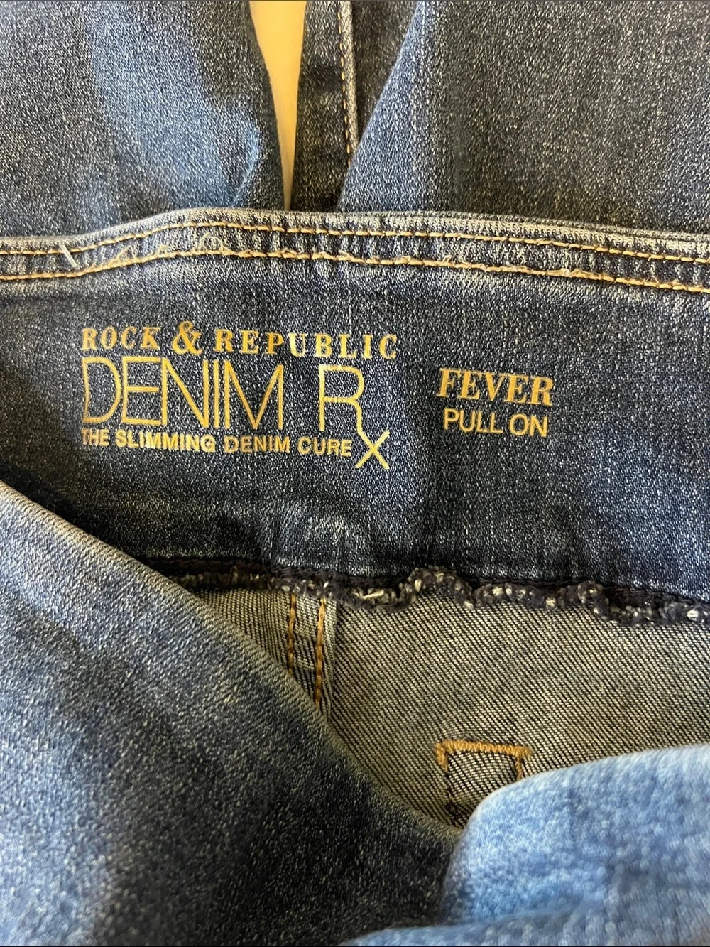 Rock & Republic Shorts Fever Bermuda Blue Denim 8 Pull On Slimming Rx Jean Long