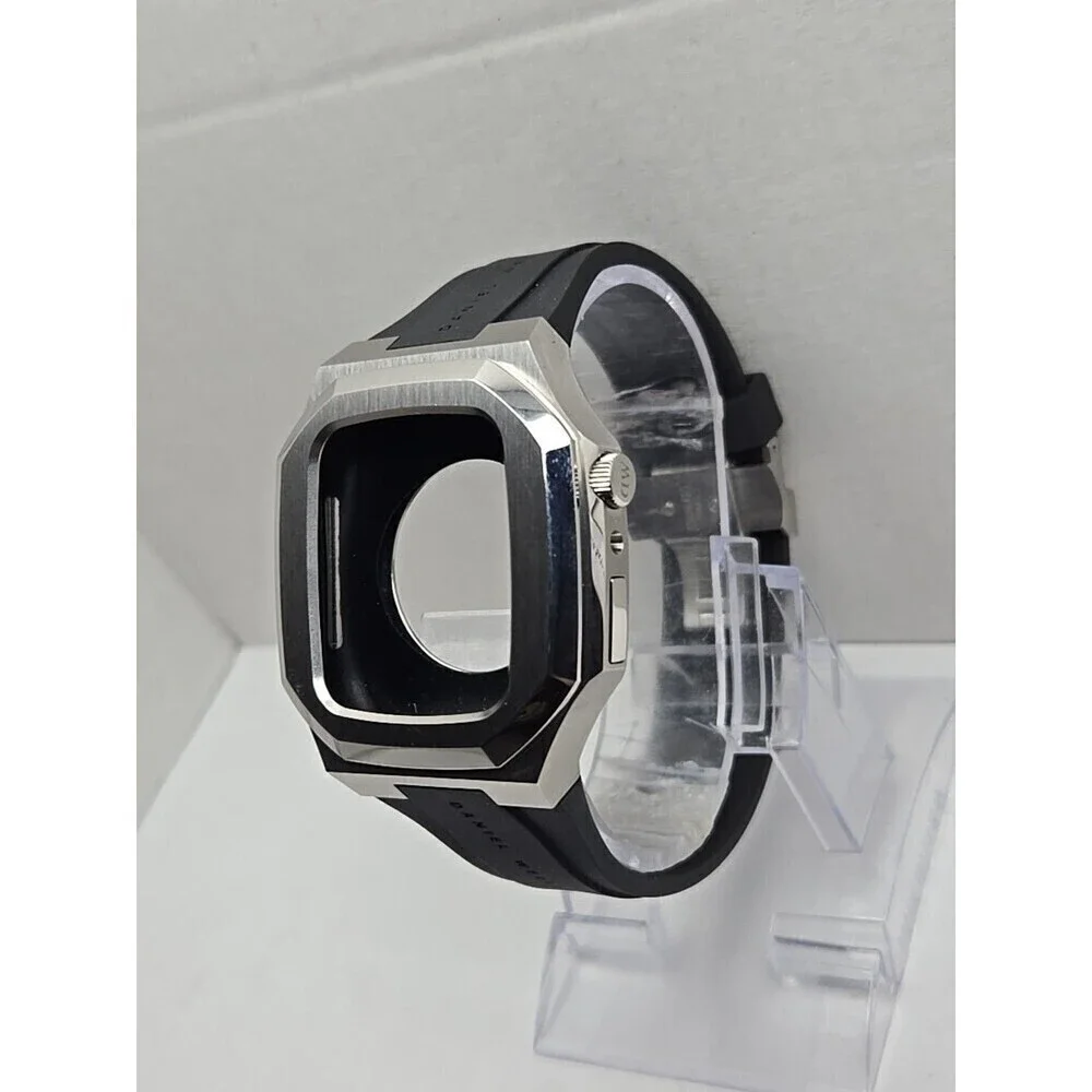 Daniel Wellington case exterior