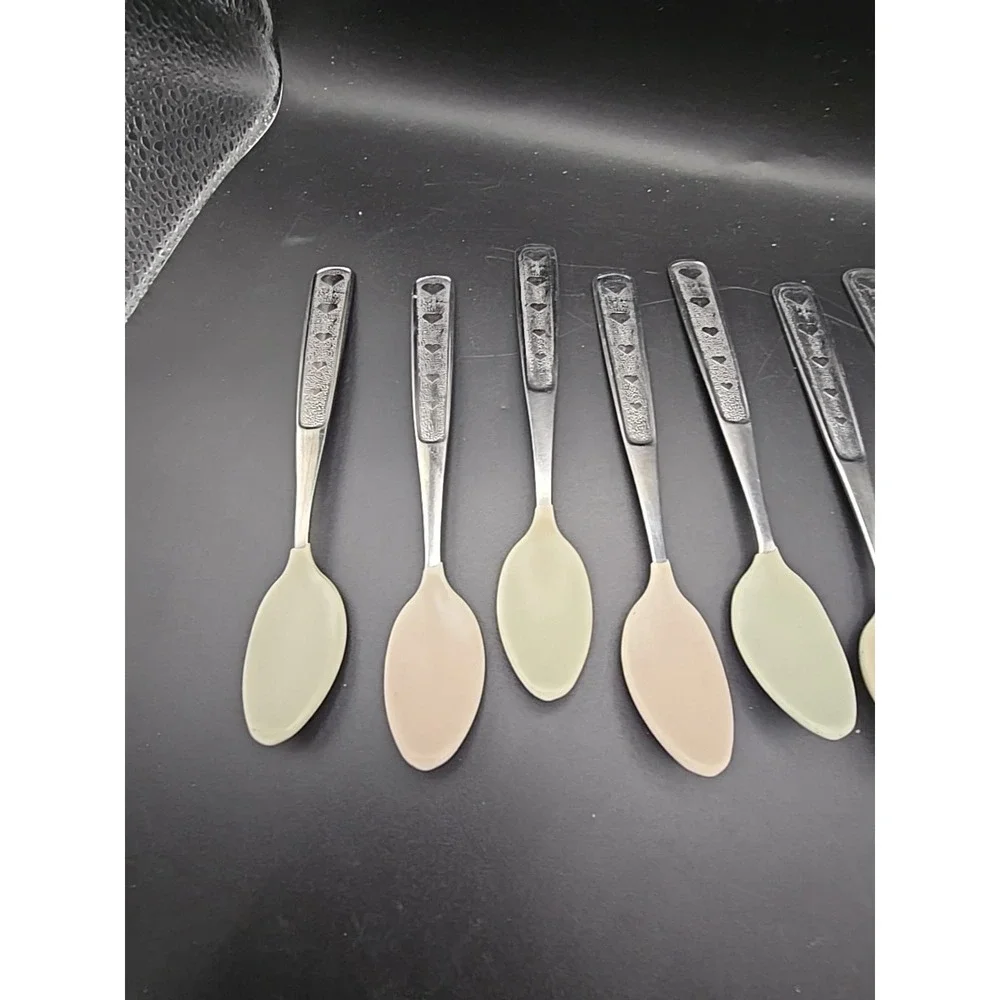 8 Vintage 1996 Baby Spoons With Hearts.  Munchkin Inc Stainless‎