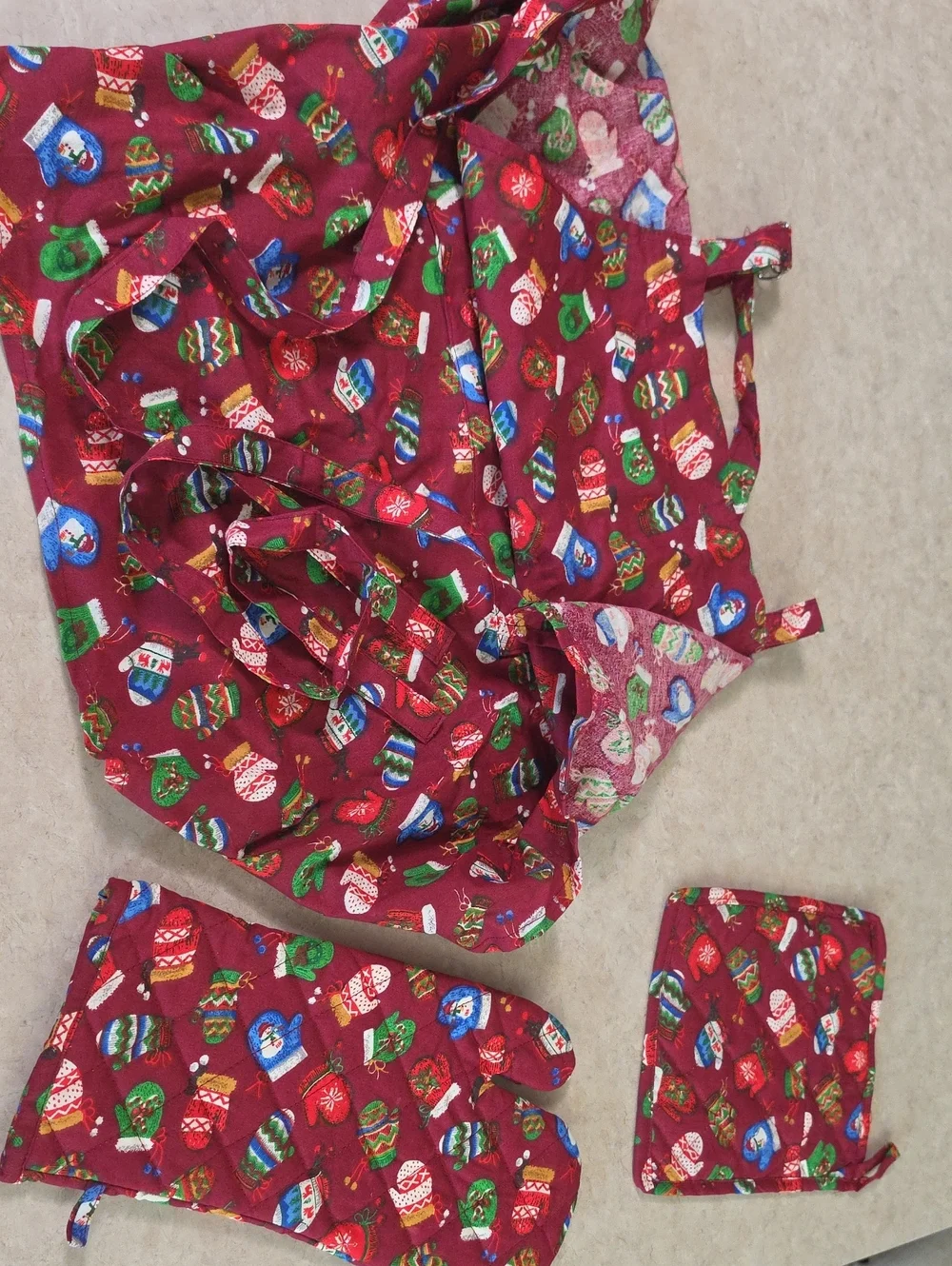 Holiday Red Mittens Print Kitchen Set
