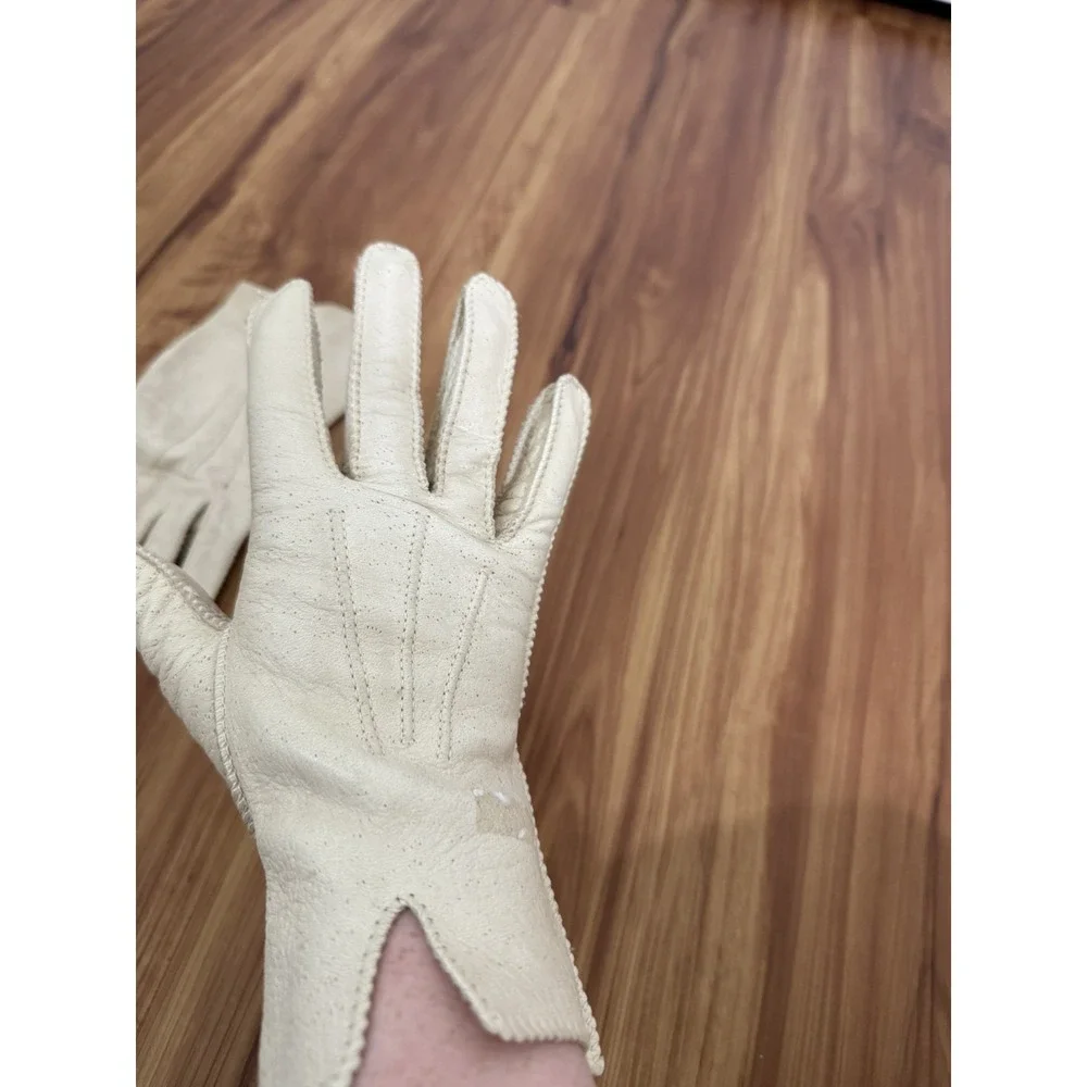 The Unbranded Brand outings wrist gloves