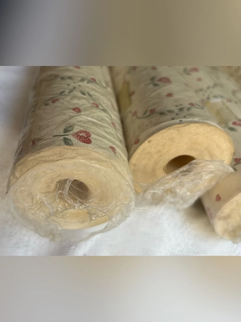 Wallcoverings red hearts wallpaper 8 rolls two the plastic opened
