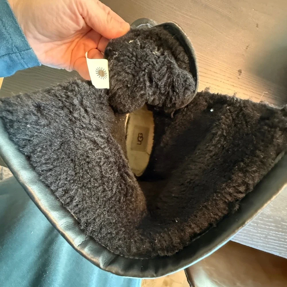 UGG fantastic pair