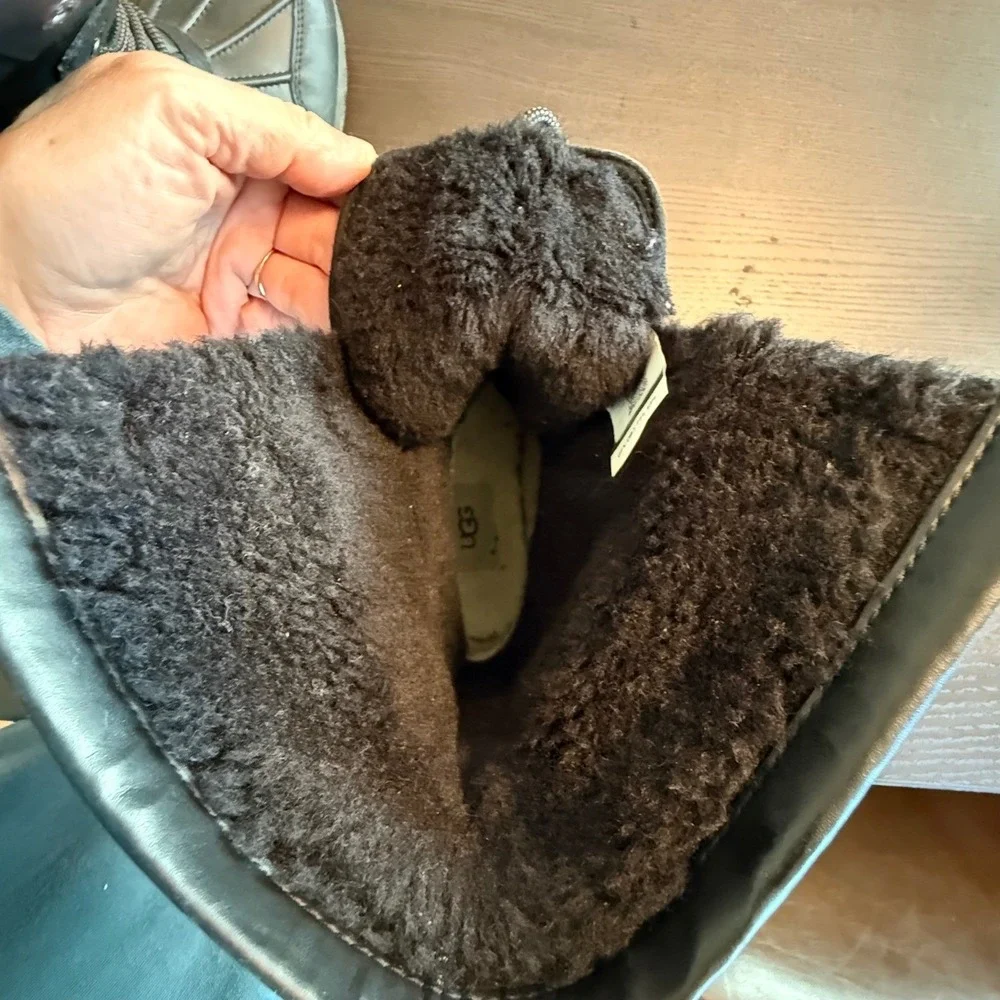 UGG fantastic pair