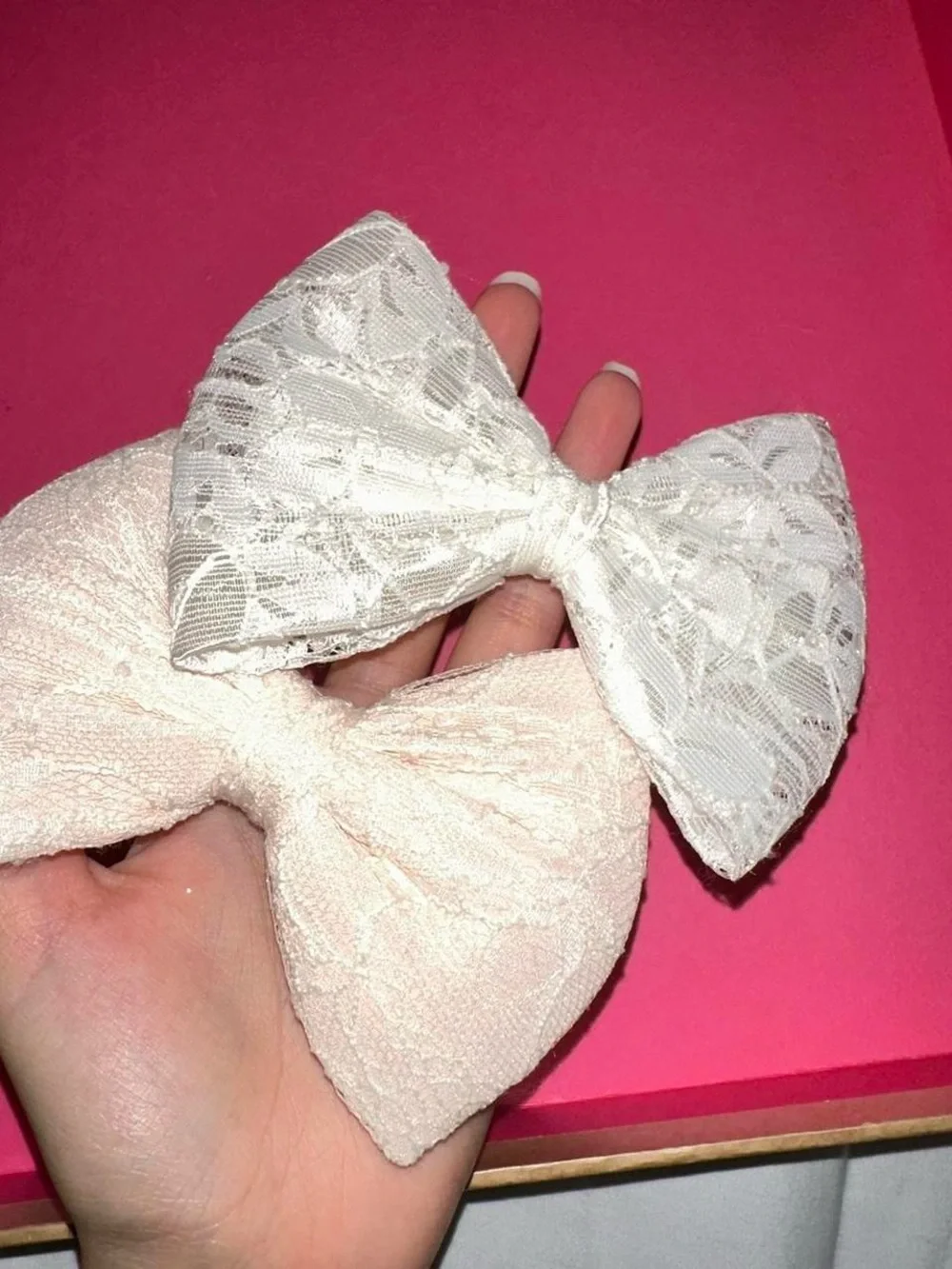 2 hair bows/pins.