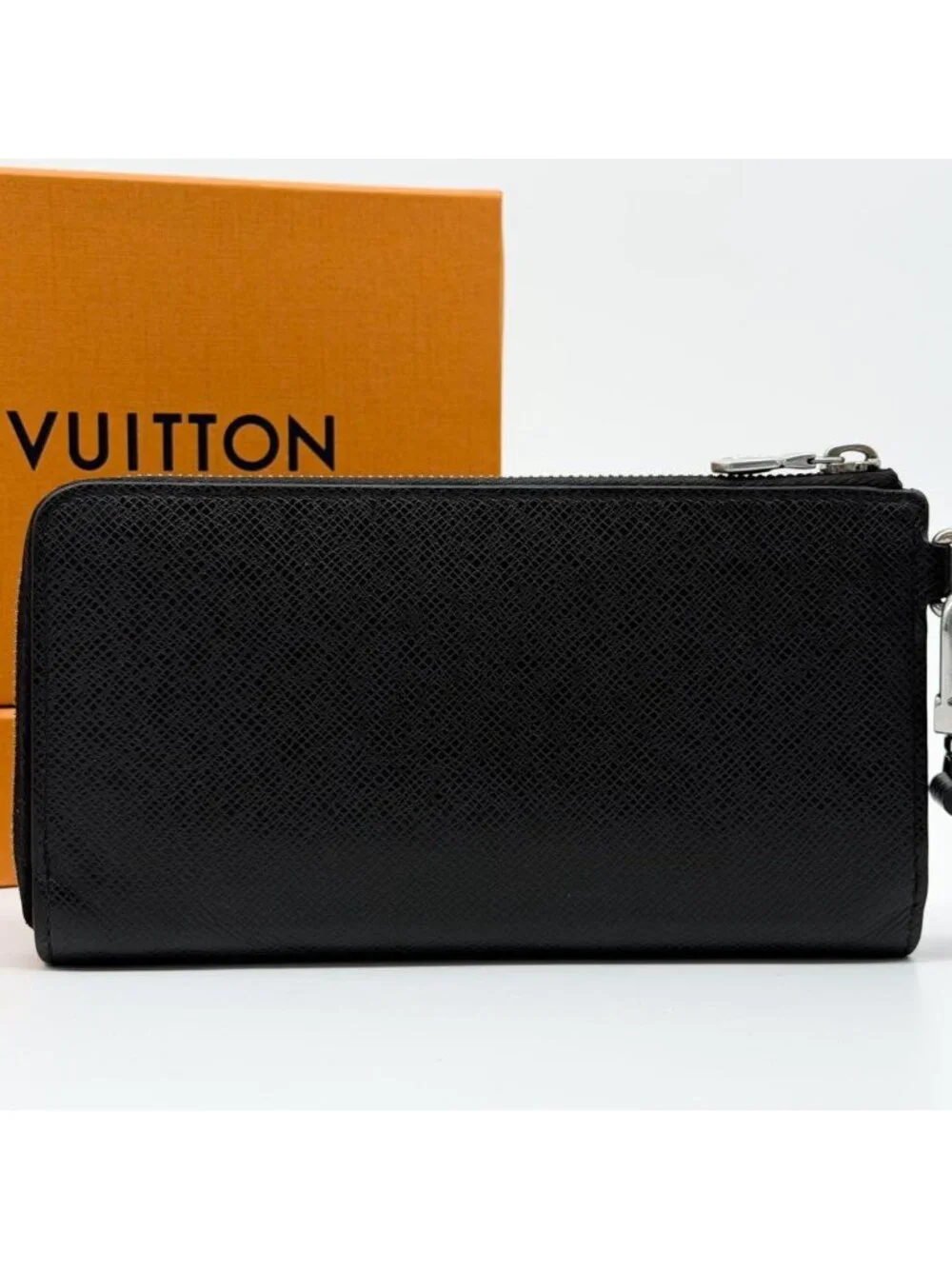 Louis Vuitton Zippy Dragonne Taiga Wallet