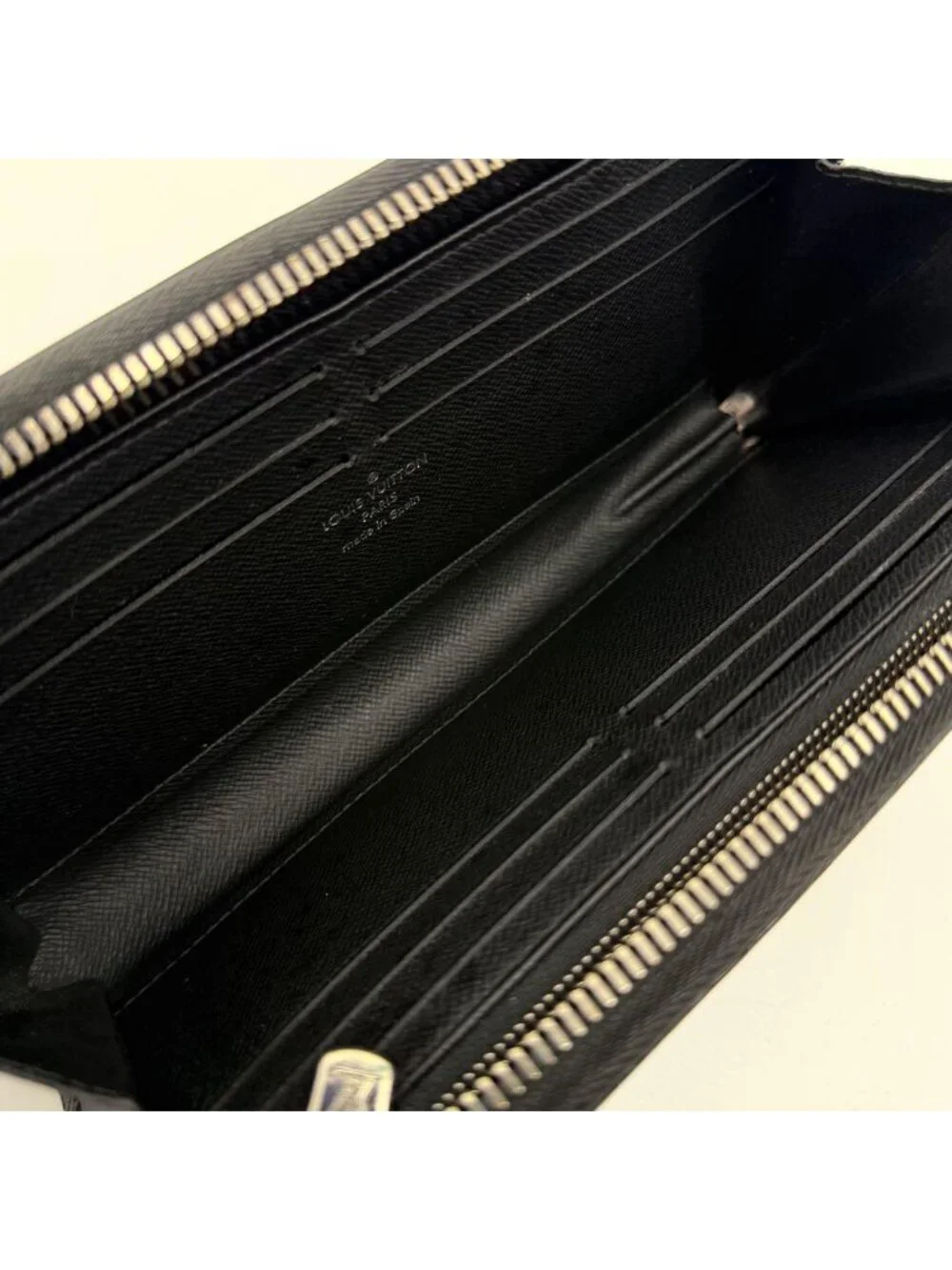 Louis Vuitton Zippy Dragonne Taiga Wallet