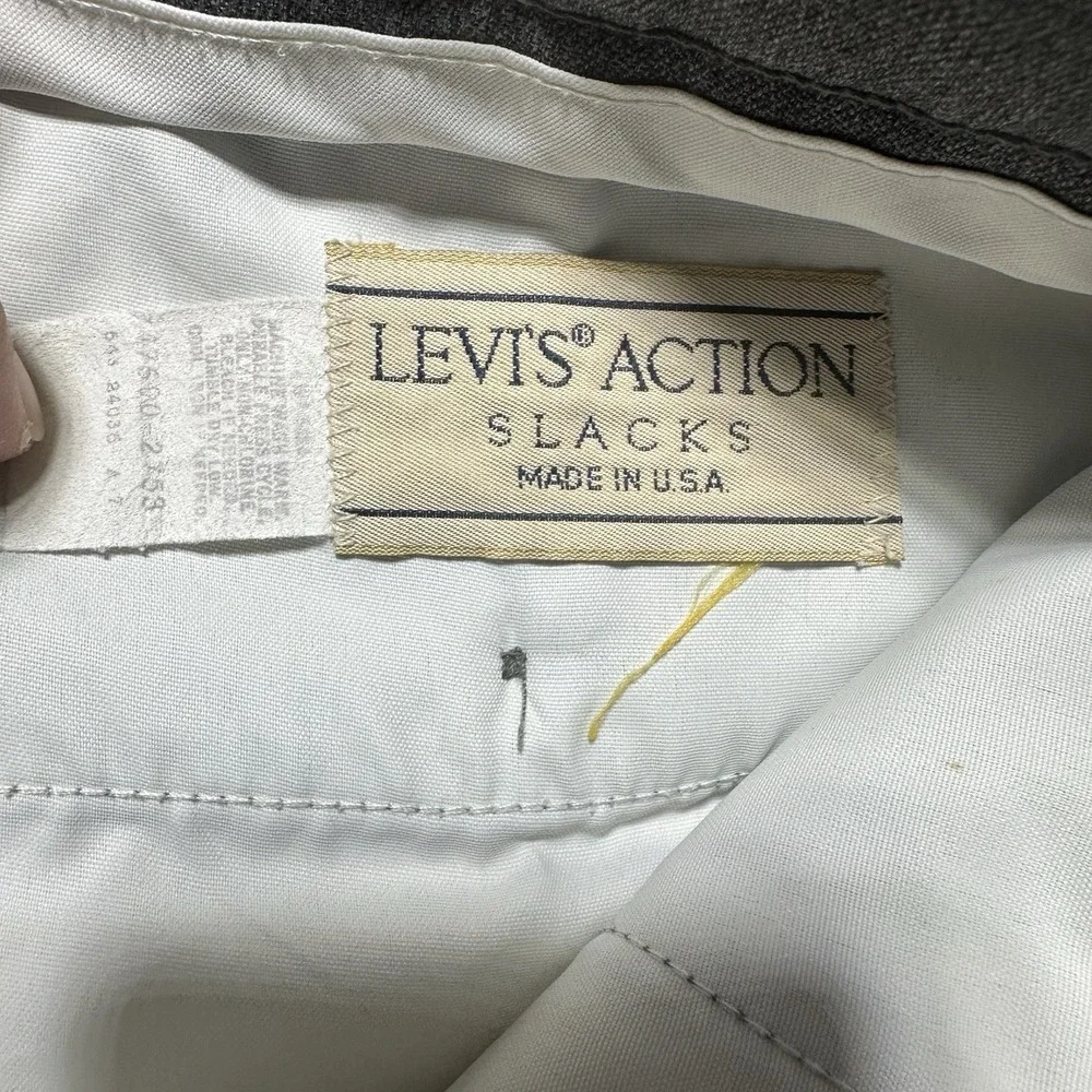 Levis description excellent