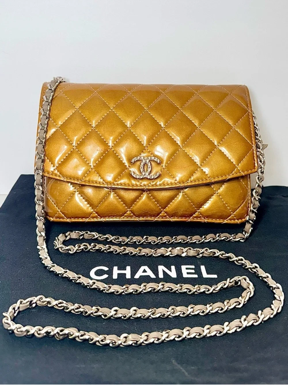 CHANEL authentic compact
