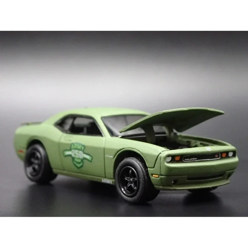 Johnny Lightning features die