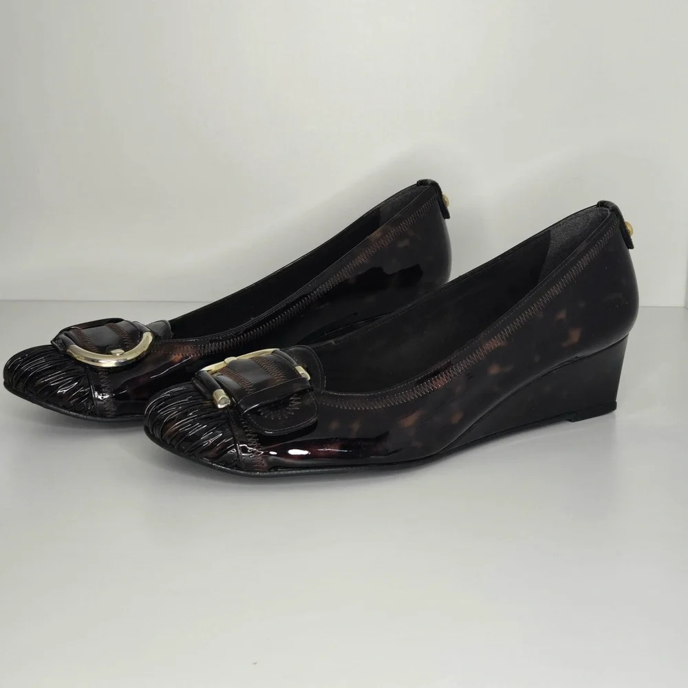 Stuart Weitzman 	•	classic finish