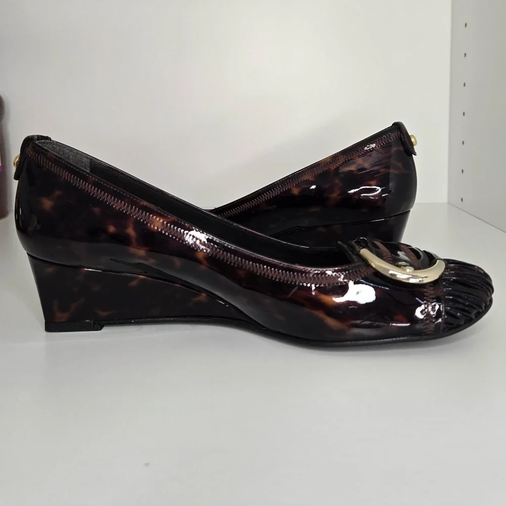Stuart Weitzman silhouette exterior 	•	made