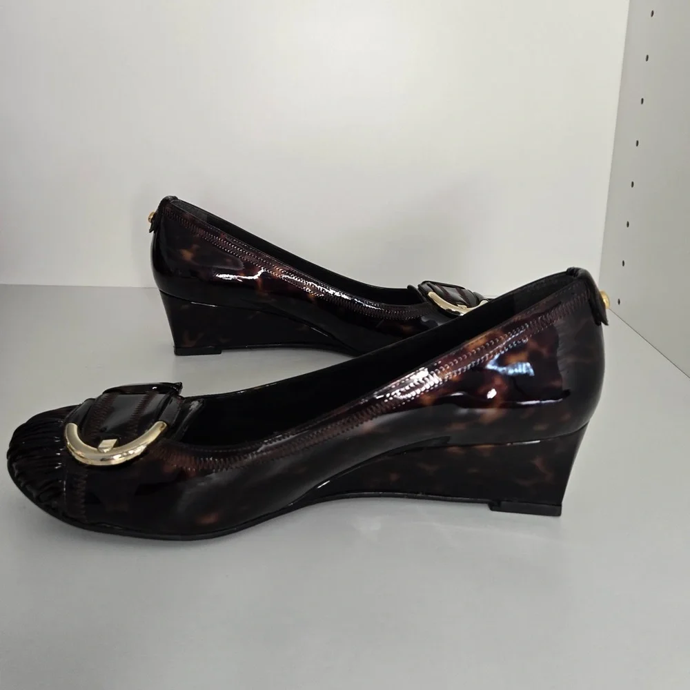 Stuart Weitzman 	•	tortoiseshell visible