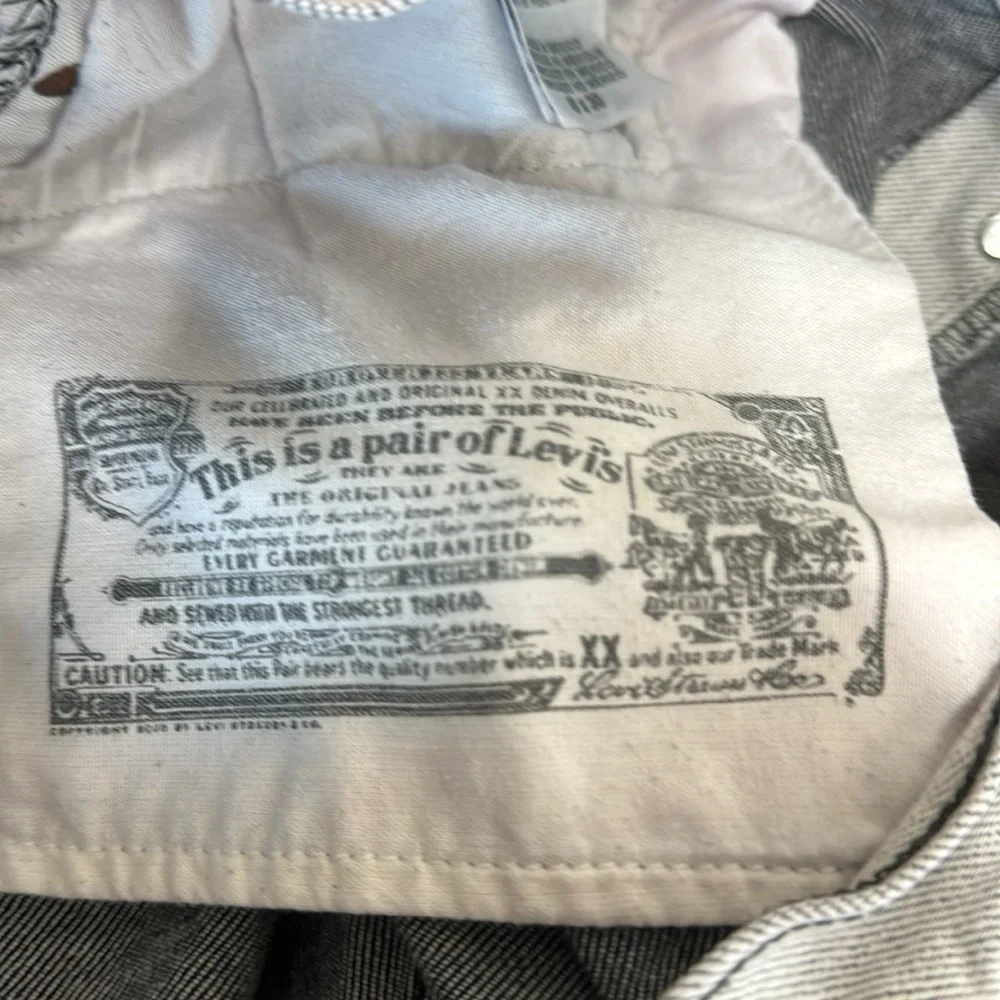 Levis levis button