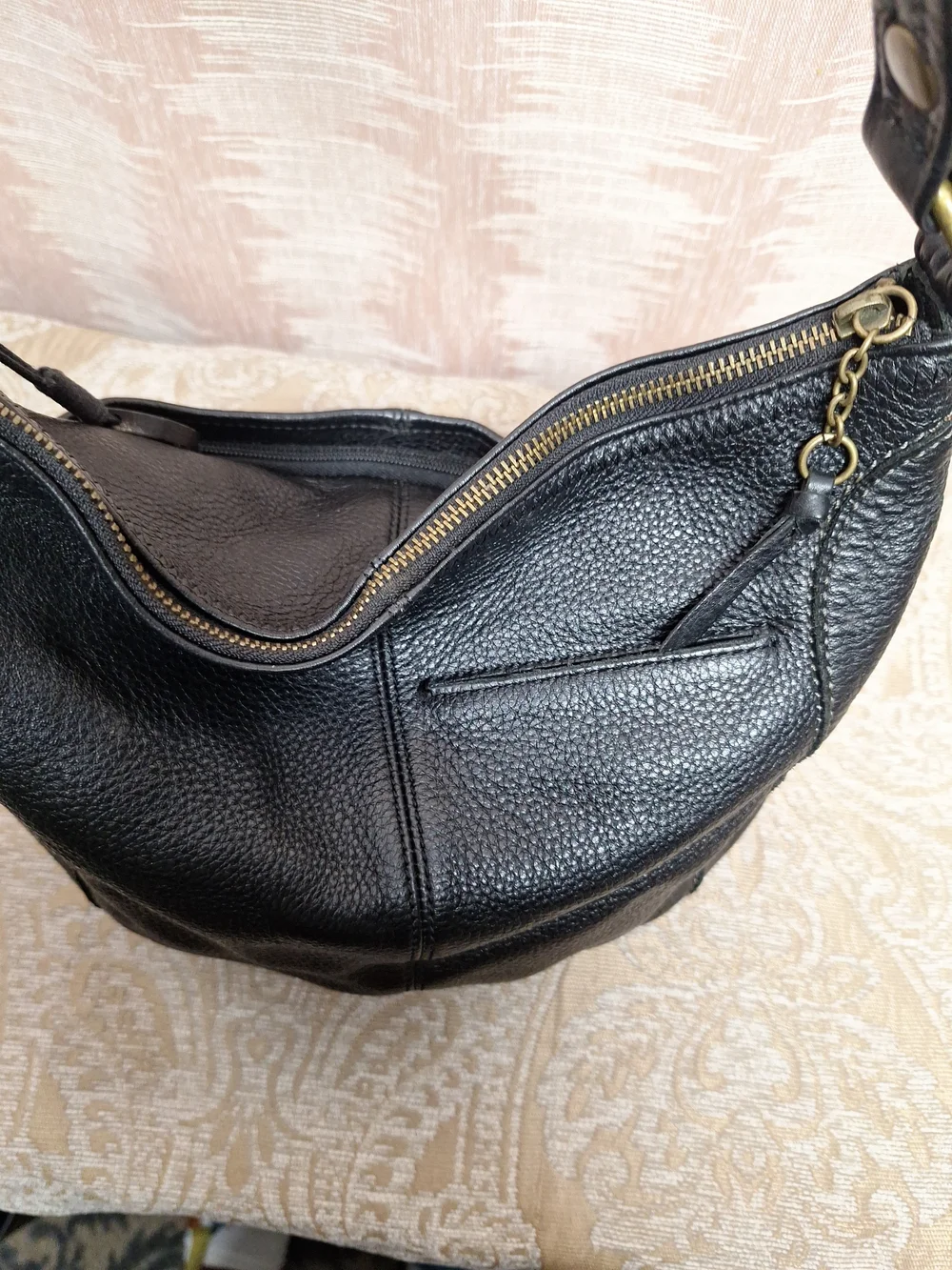 The Sak pebbled black