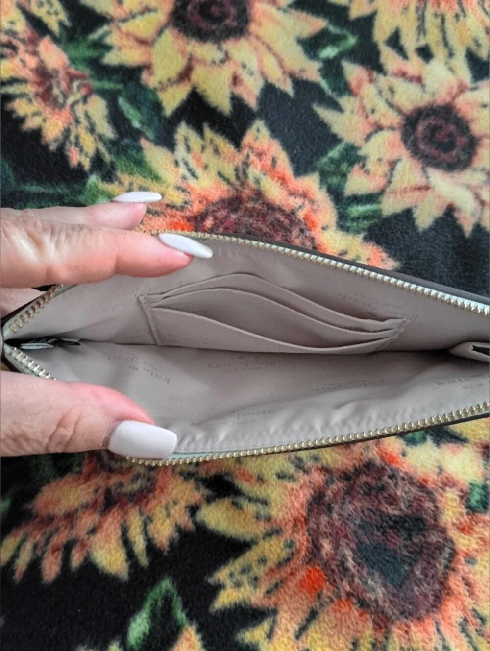 Kate Spade Lucy Day Tripper Daisy Medium L-Zip
