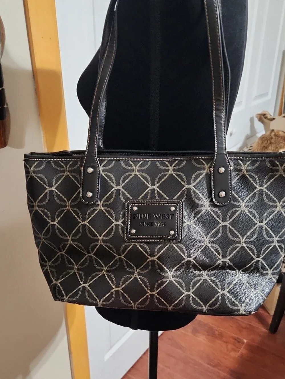 Nine West logo stitch use