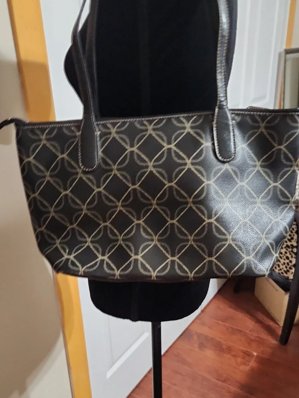 Nine West exterior dual repeating