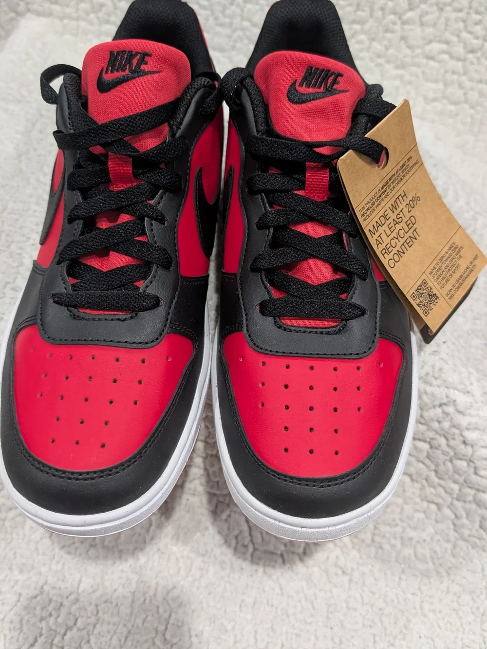 Nike Kids Low-Top Sneakers in Black & Red