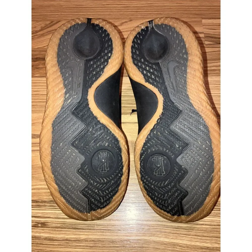 Nike Kyrie Flytrap Black-Metallic‎ Gold RARE Shoes Sneakers Boys 4Y 4 Youth