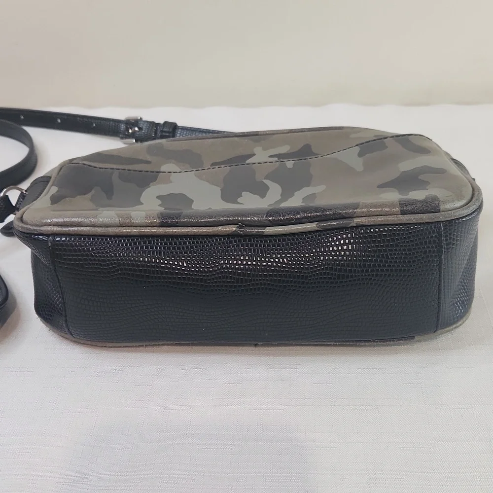 G.I.L.I Camo Leather Crossbody Bag. Size 9x6
