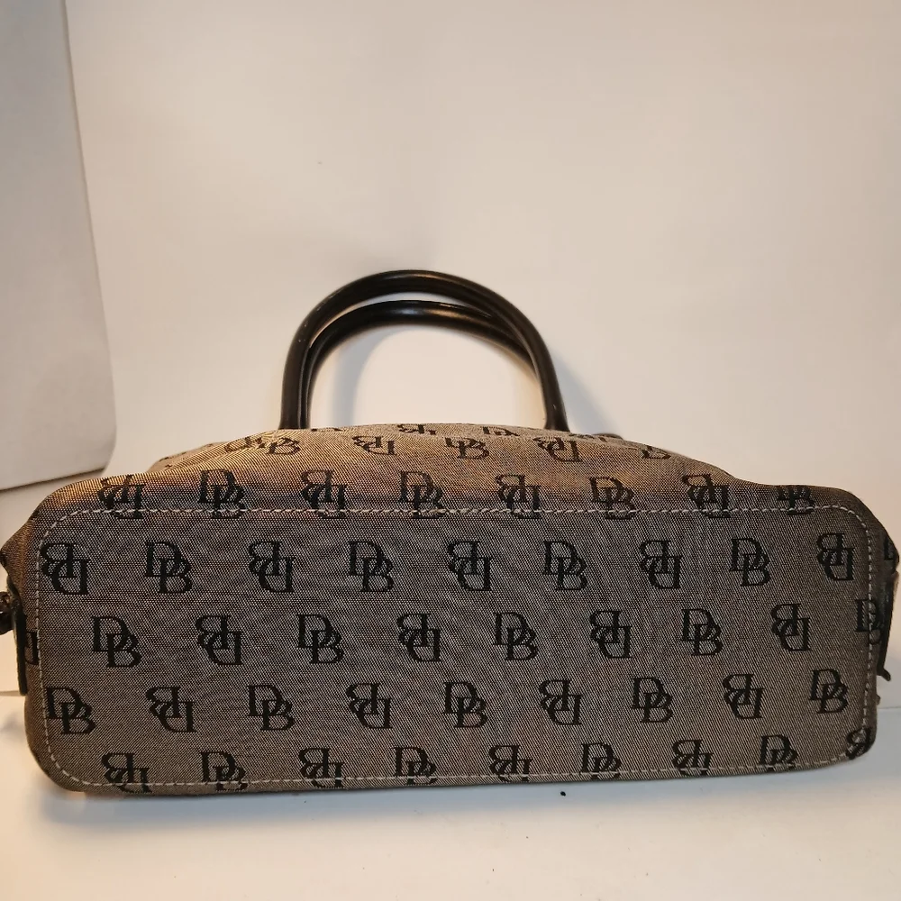 Dooney & Bourke handles handle excellent