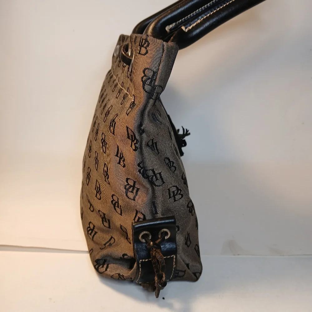Dooney & Bourke tassel closure excellent
