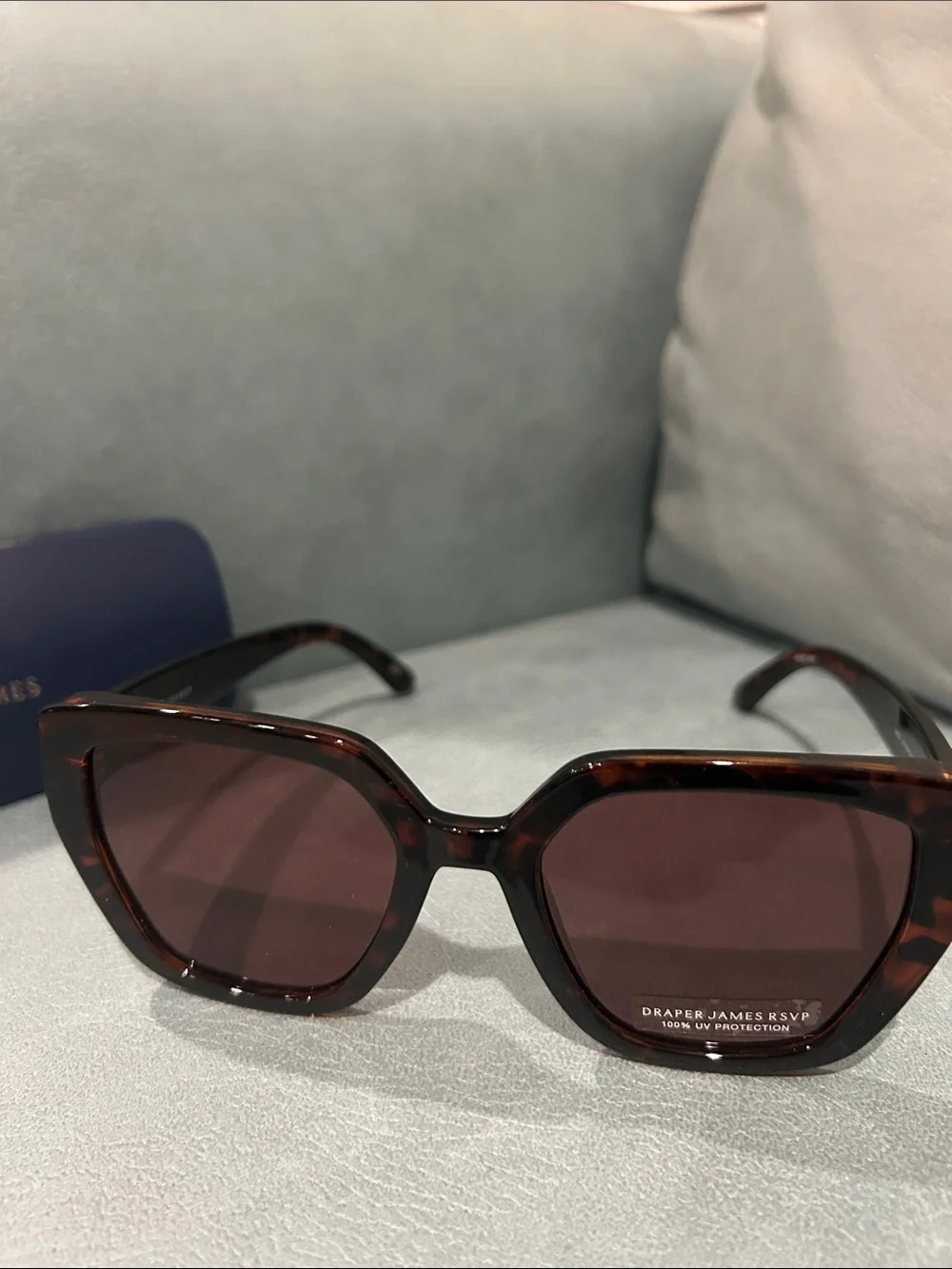 Draper James RSVP DJ9023 sunglasses feature a signature feminine cat-eye frame