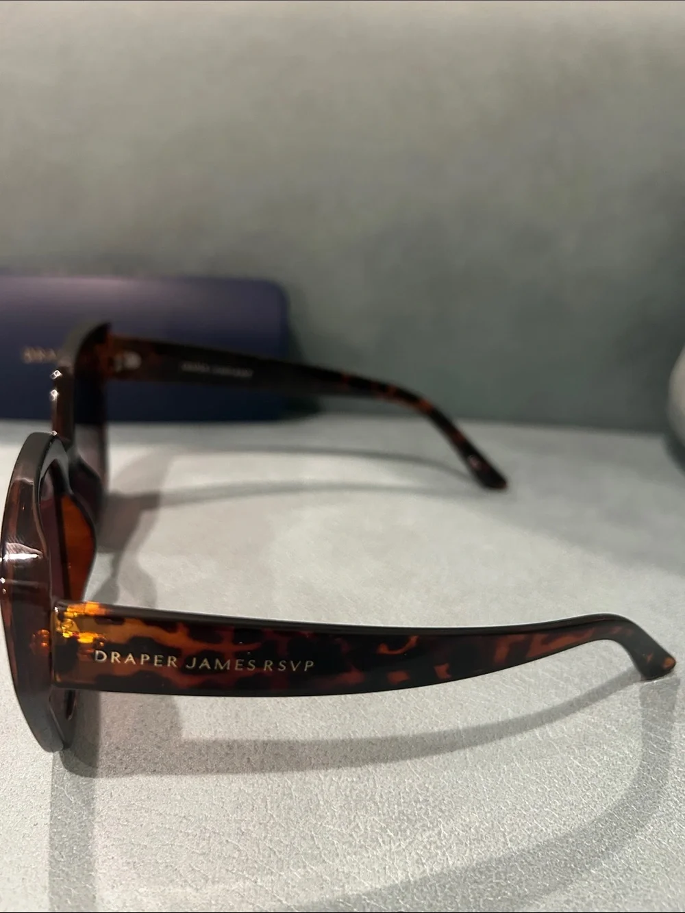 Draper James RSVP DJ9023 sunglasses feature a signature feminine cat-eye frame