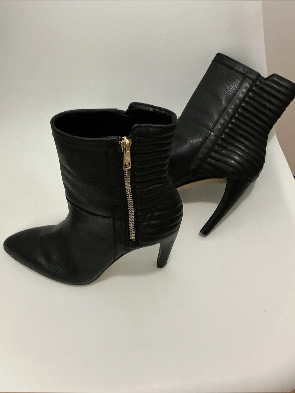 Ann Taylor Women Black Leather Kitsie side zip Ankle Bootie Size 6.5