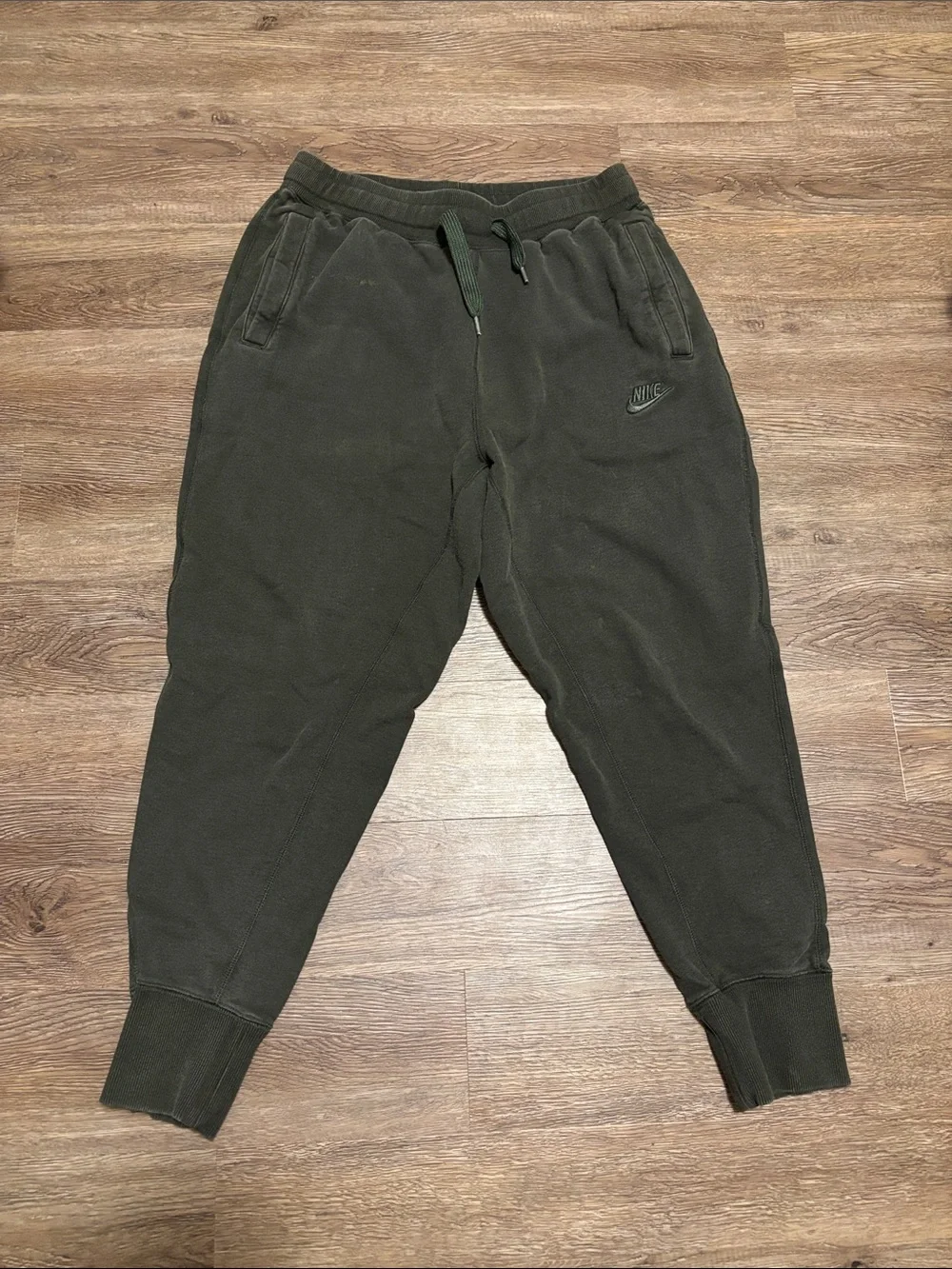 men’s green nike jogger sweatpants
