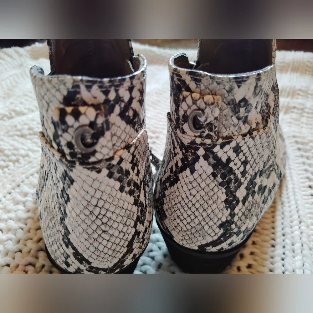 Circus by Sam Edelman step out