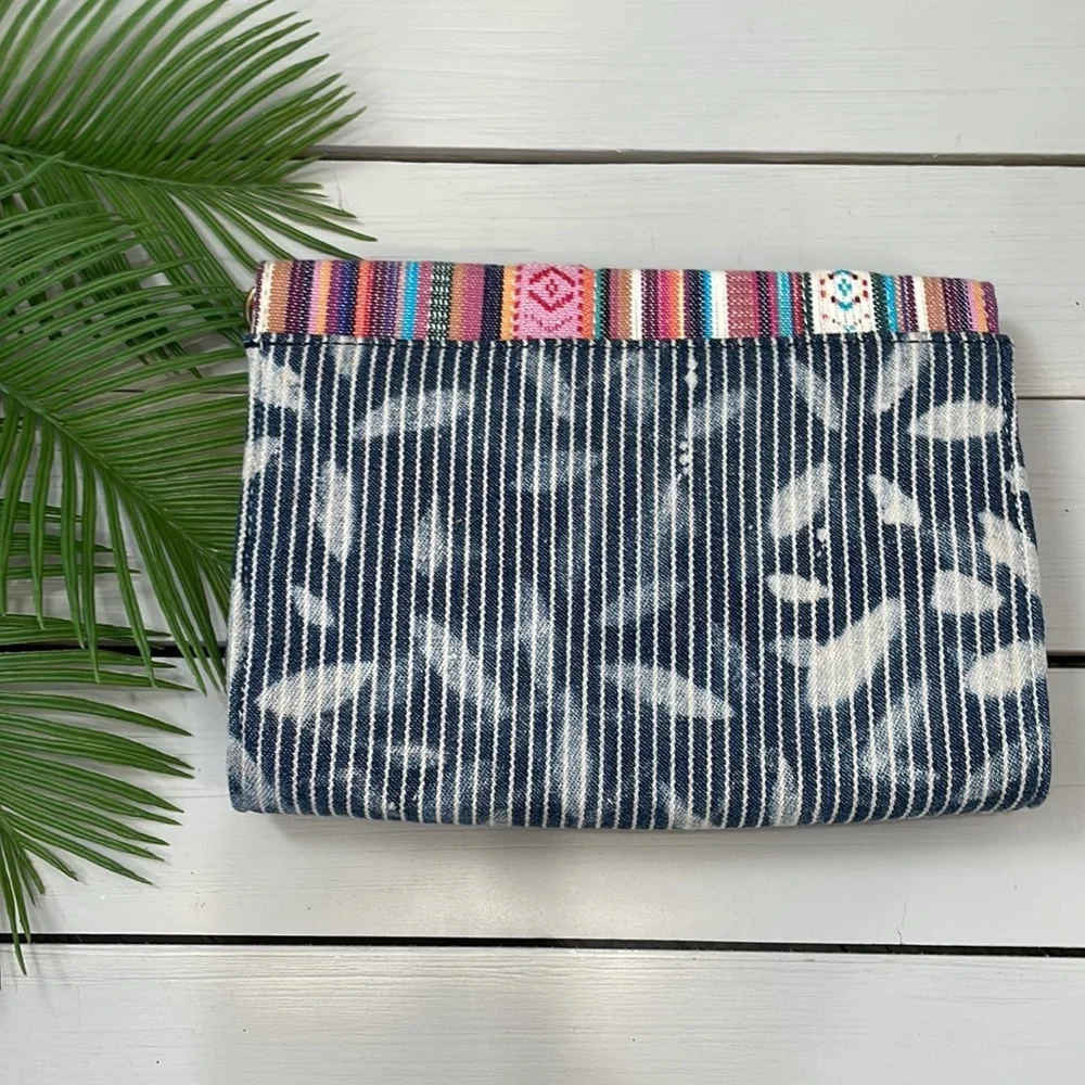 Kimchi Blue clutch ~8” ~6”