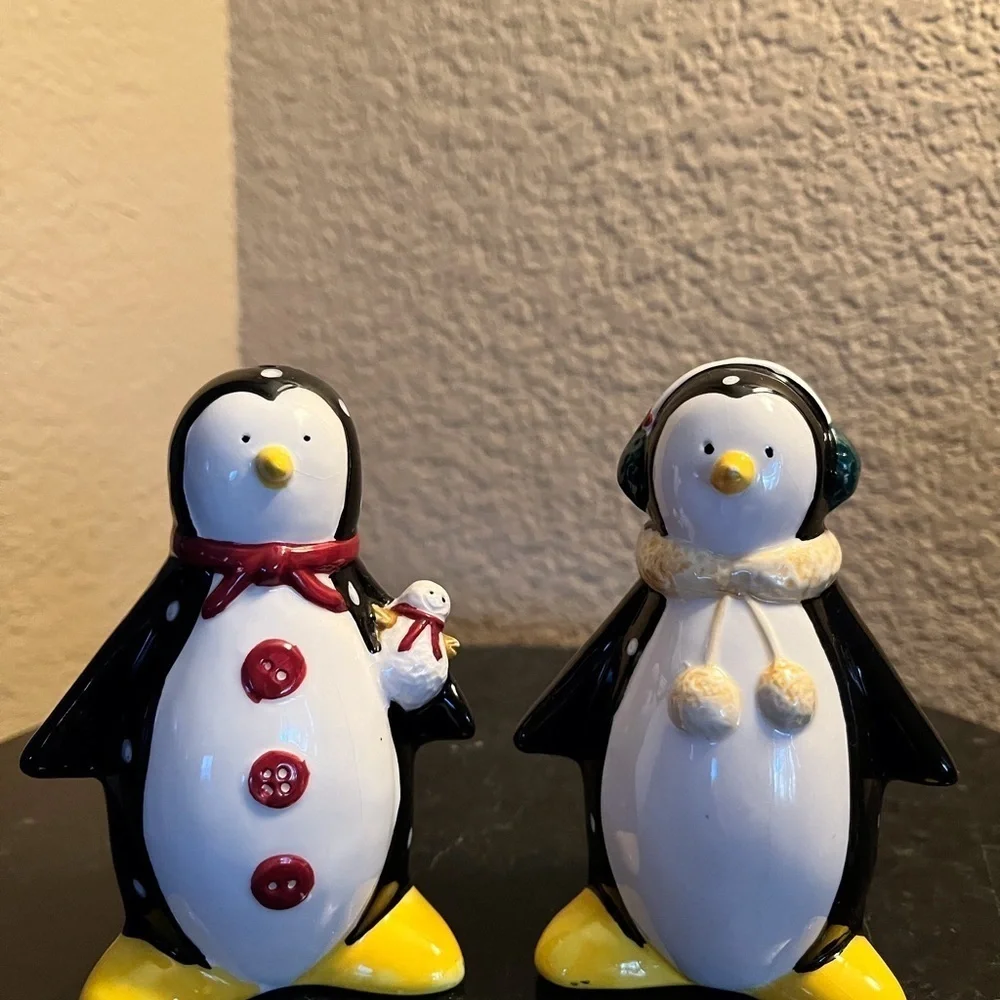 Salt an pepper shakers Penguins. Christmas decor