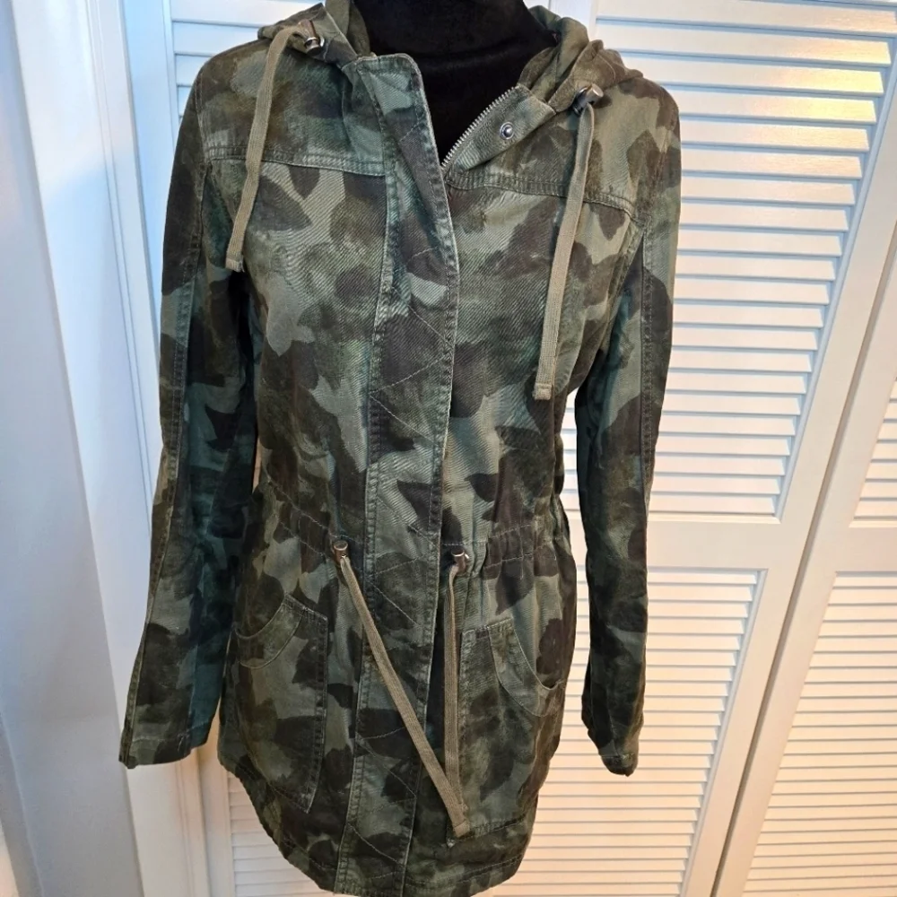 Mossimo Women’s Camouflage Full Zip Hooded Jacket MED  Grunge. Military  Urban