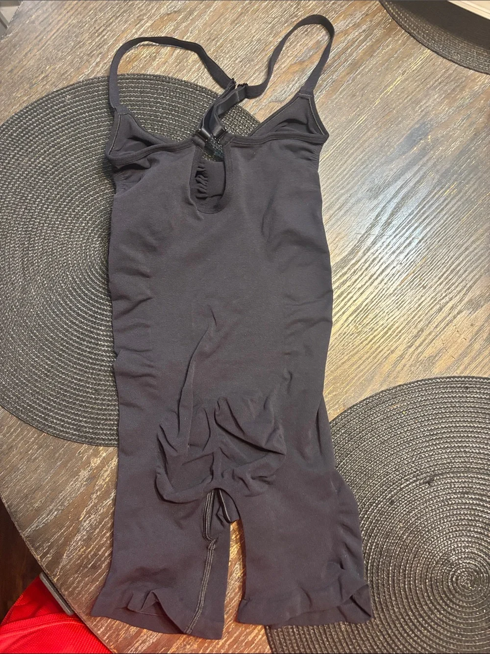 SKIMS Black seamless Sculpting mid thigh shortie large Bodysuit (smokers)