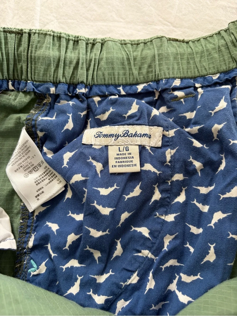 Tommy Bahama Men’s L Elastic Waist Cargo Shorts Green Marlin Shark Lining L/G