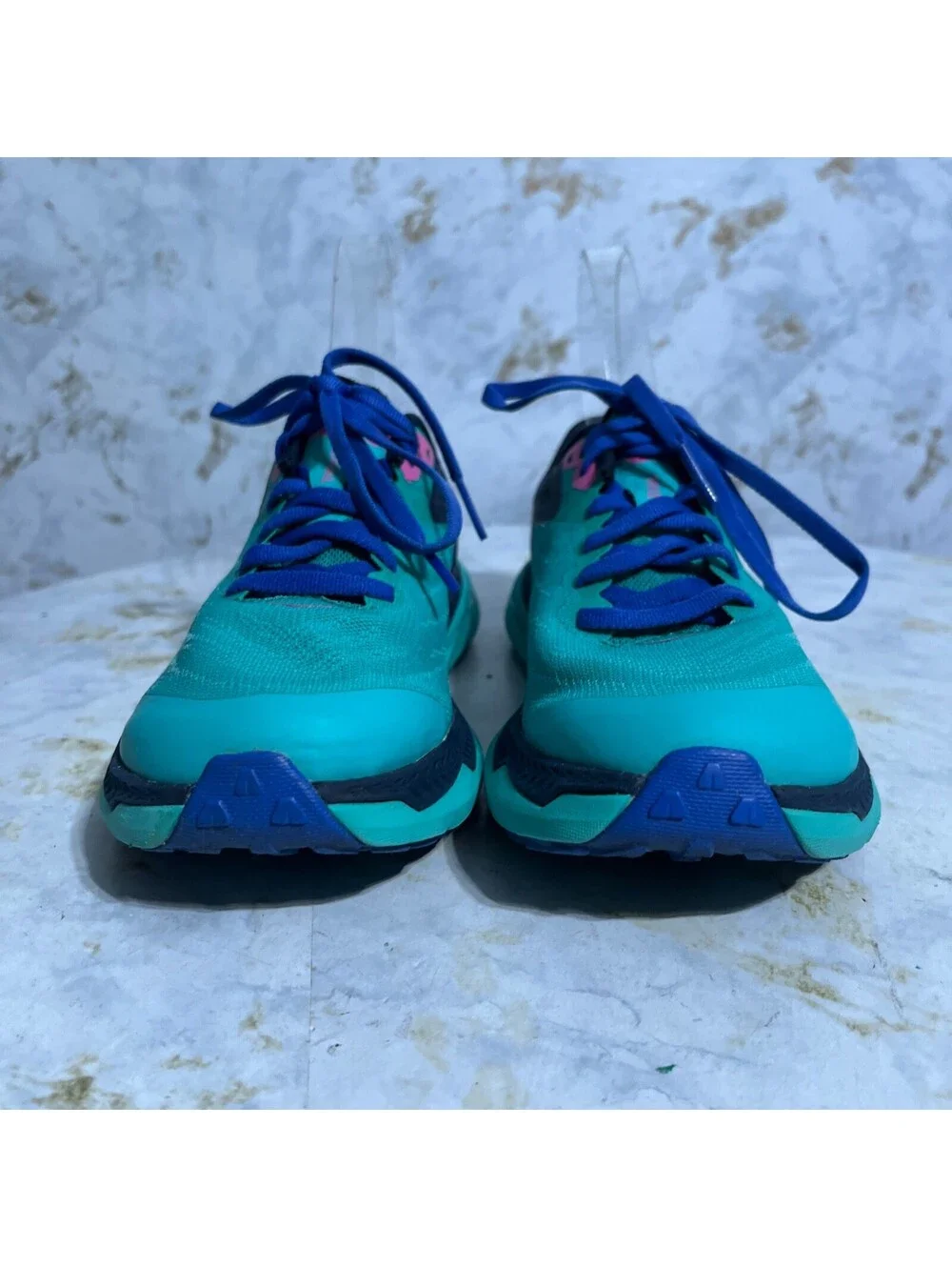 Hoka One One signs tread