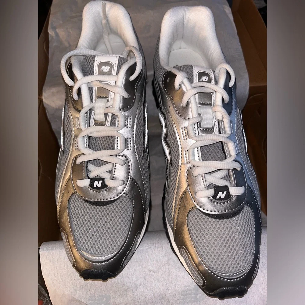 New Balance Unisex 2040L Silver and White Athletic Sneakers