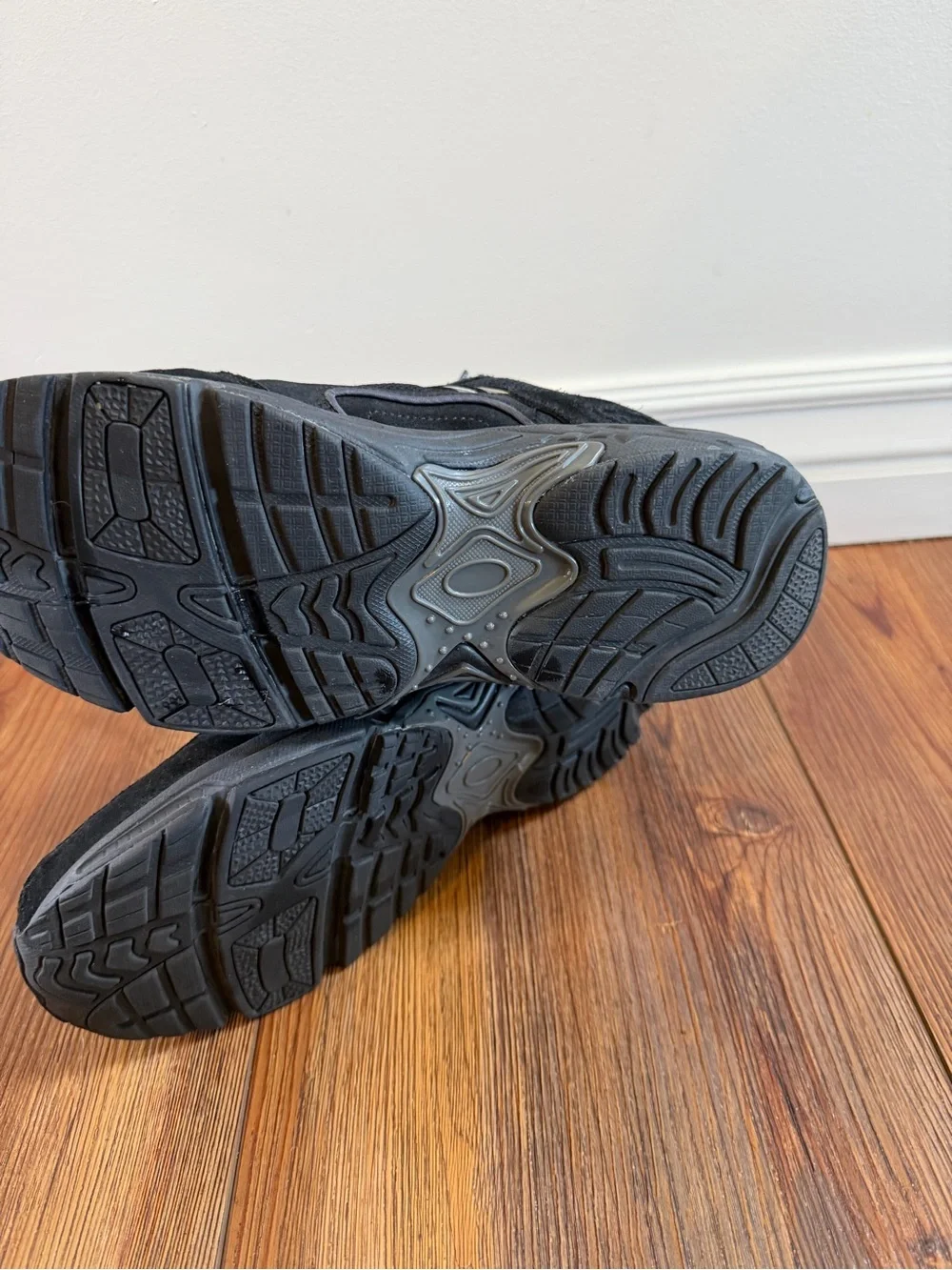 Vionic Walker Shoes - Women's, Black Suede 8.5 M