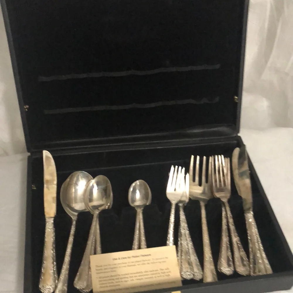 Wm Rogers includes everyday setting