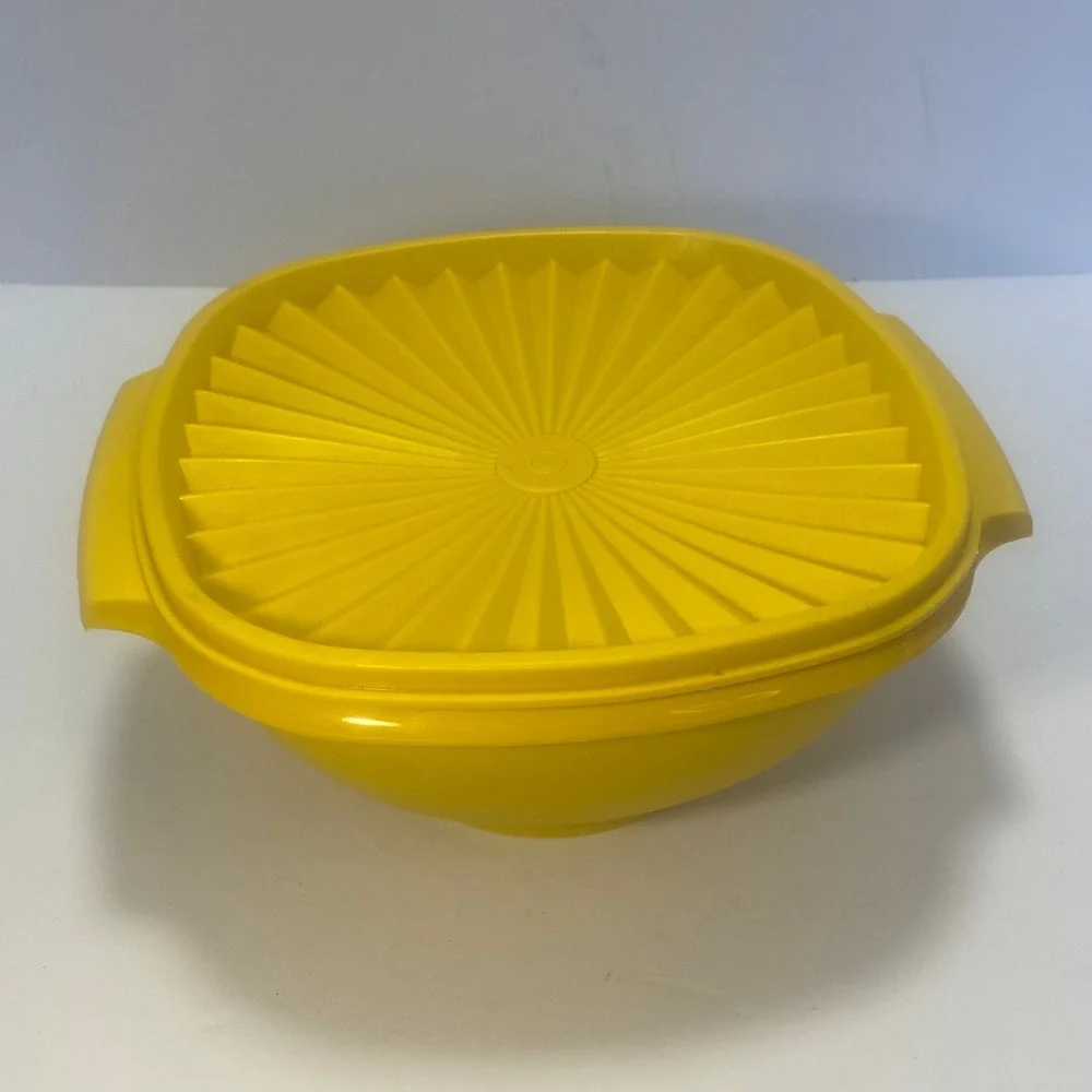 Tupperware Serving Bowl Yellow Excellent Starburst Lid Vintage USA