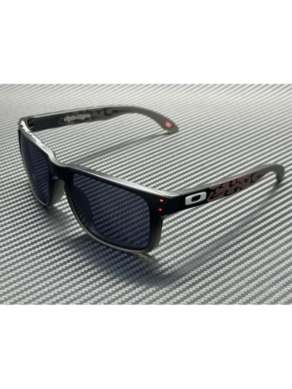 New Oakley Men  Black Fade Sunglasses 57-18-137