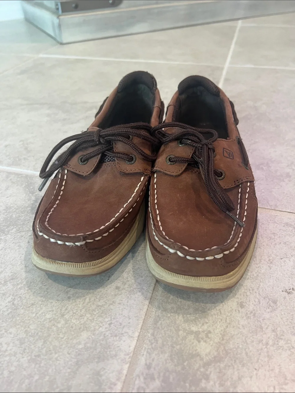 • Sperry Brown Kids Moccasin Boat Shoes with White Stitching, size 3 •