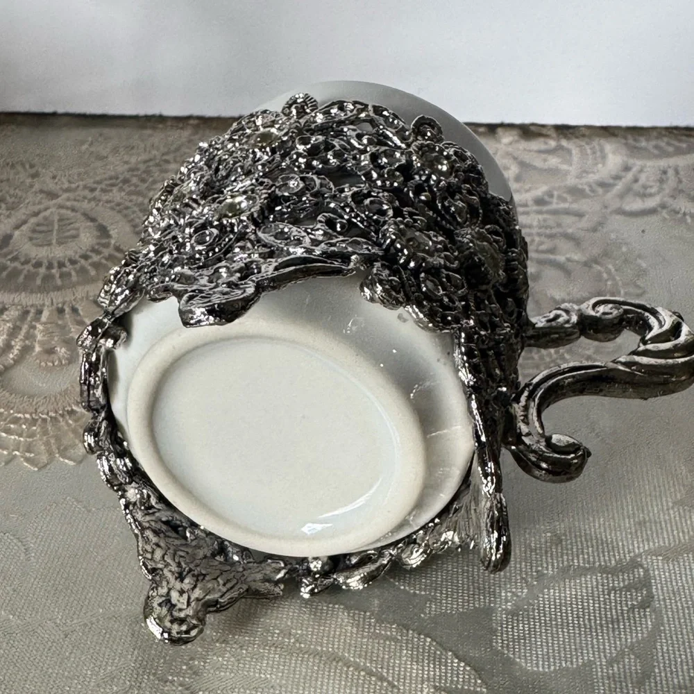 N/A white ceramic